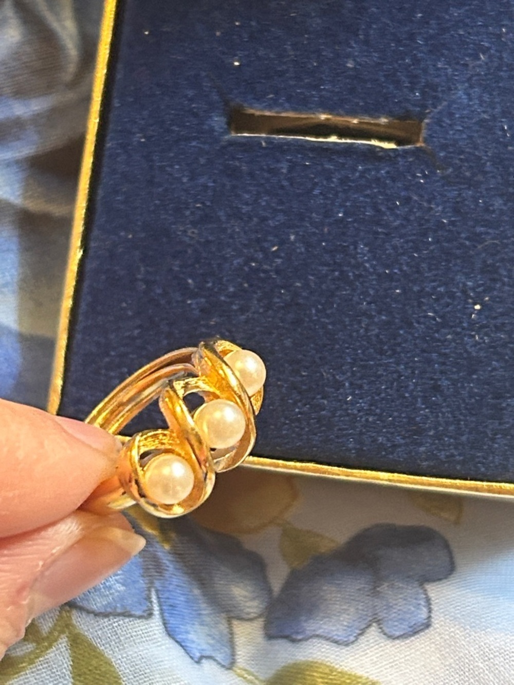 1973 Avon Vintage Gold Pearl Trio Victorian Triple Twist Ring Signed - Picture 5 of 7
